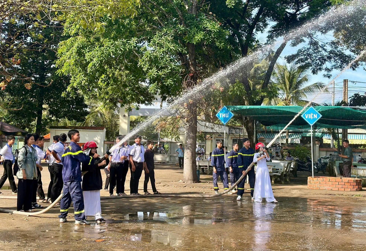 Tuyên truyền, trải nghiệm kỹ năng phòng cháy, chữa cháy và cứu nạn, cứu hộ cho học sinh 