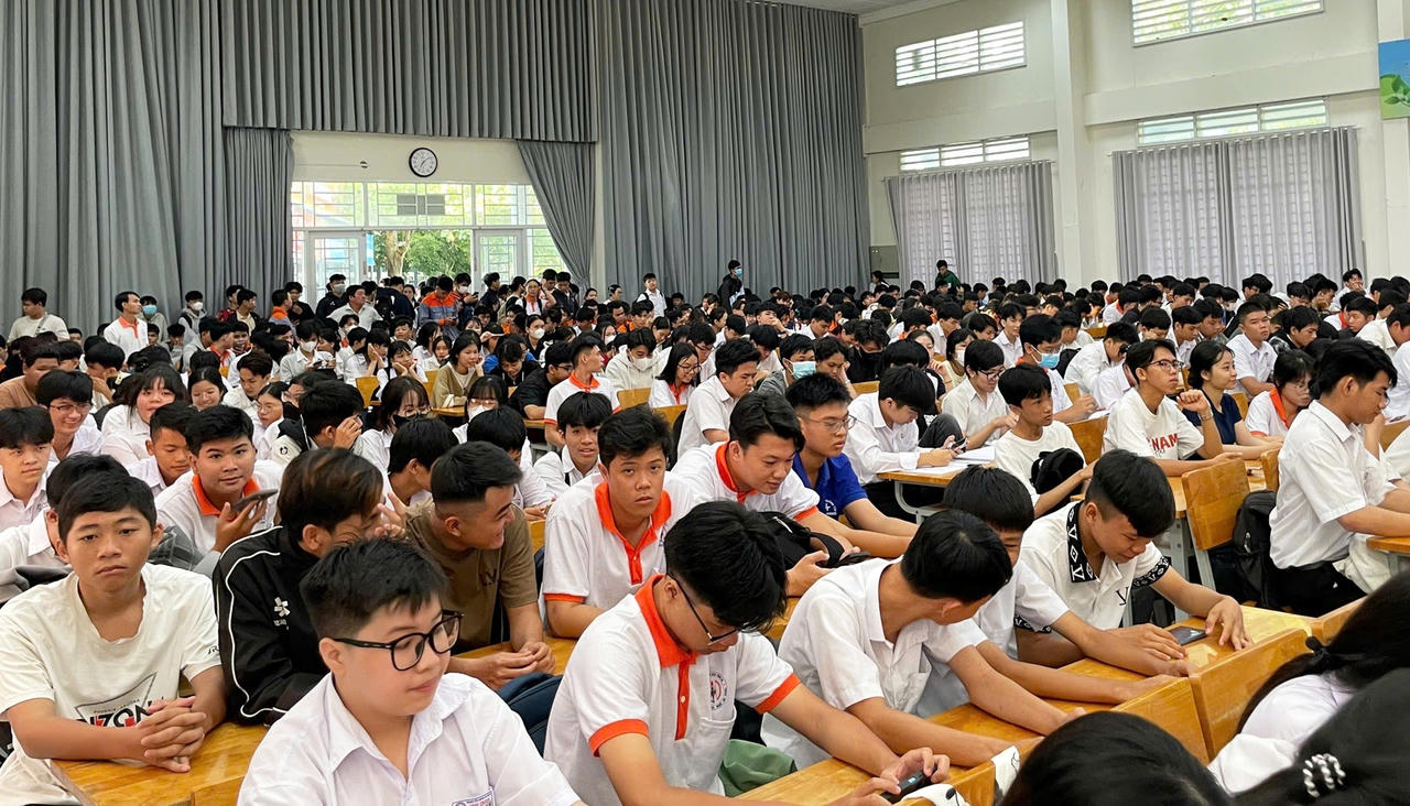 Hình ảnh thực hiện chương trình tại điểm trường Cao đẳng nghề An Giang. Ảnh: Nghiêm Túc