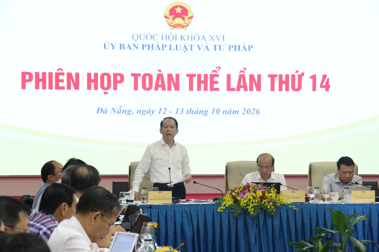 Bộ trưởng Bộ Tư pháp Hoàng Thanh Tùng phát biểu tại Phiên họp. (Ảnh: Tấn Việt)