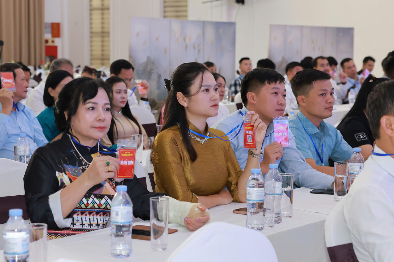 Các đại biểu biểu quyết (Ảnh: Trường Hải).