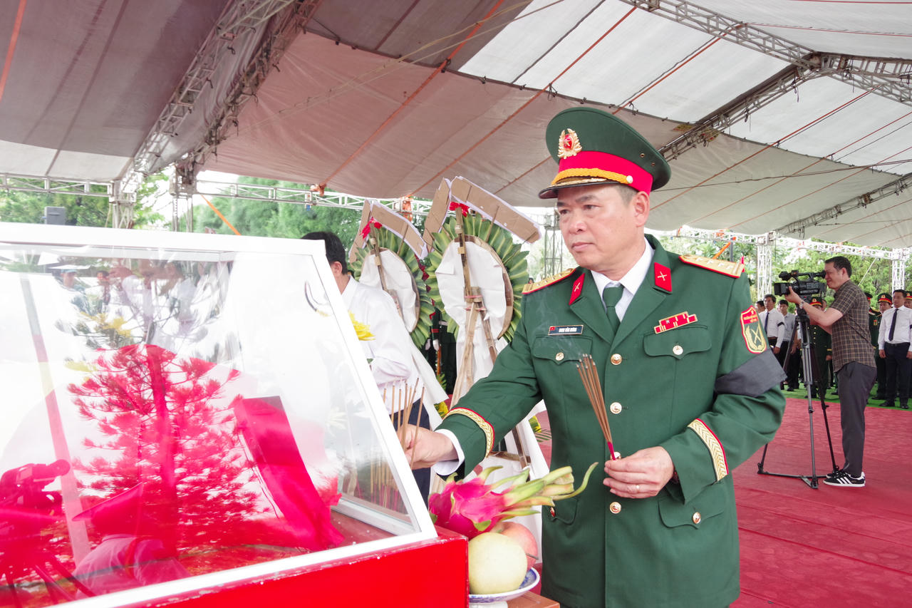 Trang nghiêm lễ truy điệu, an táng 14 hài cốt liệt sĩ tại Hội An