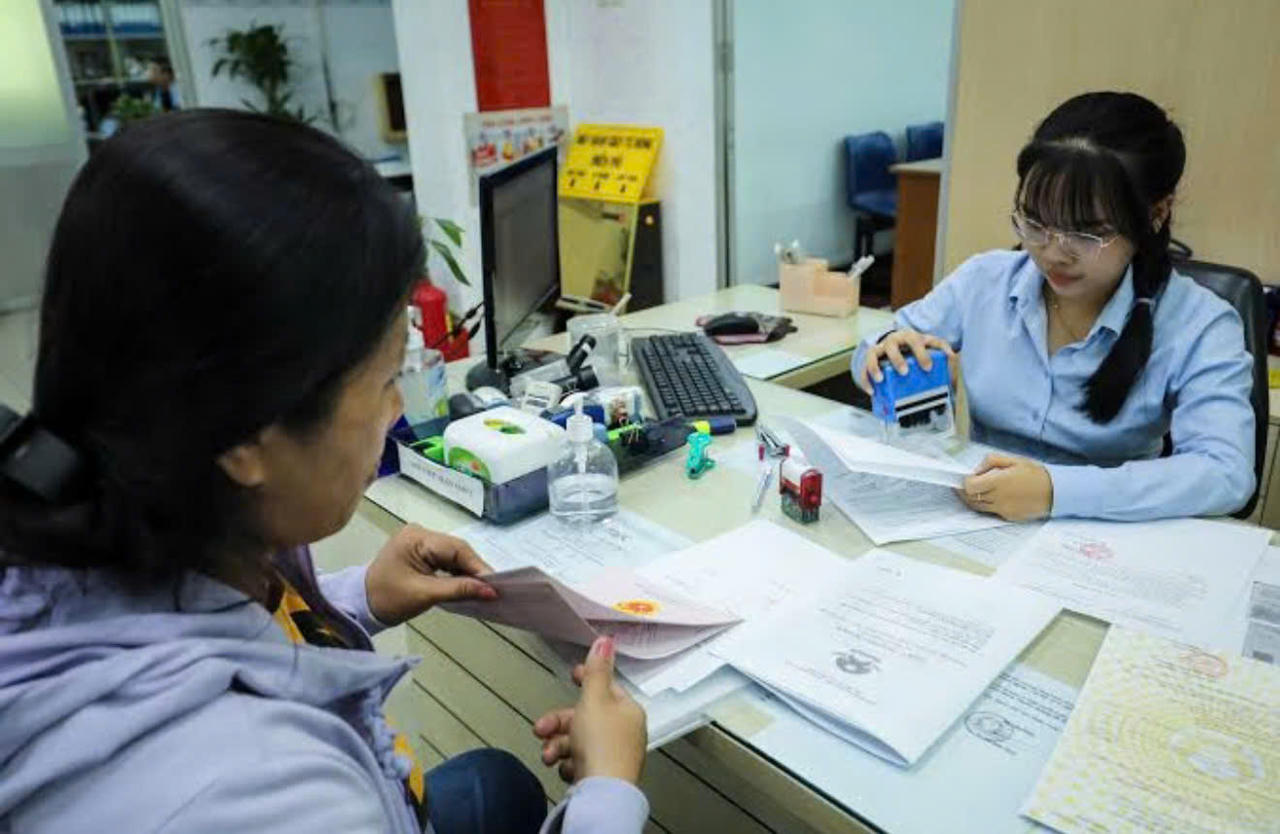 Người dân thực hiện thủ tục tại cơ quan đăng ký đất đai. Việc đẩy mạnh số hóa hồ sơ và liên thông dữ liệu góp phần rút ngắn thời gian giải quyết thủ tục hành chính, giảm chi phí và tạo thuận lợi trong các giao dịch bất động sản.