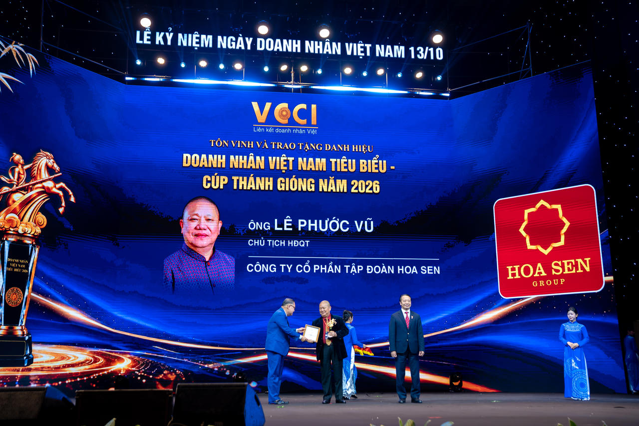 Ông Lê Phước Vũ - Chủ tịch Tập đoàn Hoa Sen nhận danh hiệu Doanh nhân Việt Nam tiêu biểu - Cúp Thánh Gióng 2026 (Ảnh: BTC).