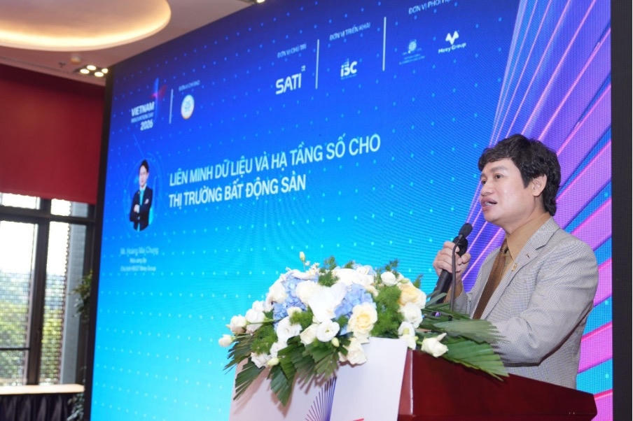 Ông Hoàng Mai Chung, Chủ tịch HĐQT Meey Group, công bố sáng kiến Liên minh Dữ liệu và Hạ tầng số cho thị trường bất động sản. Ảnh: Meey Group.