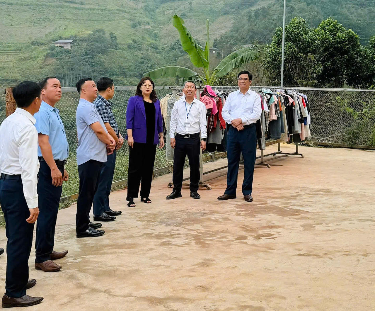 Đoàn đã khảo sát thực tế một số mô hình phát triển kinh tế, công trình hạ tầng và cơ sở phục vụ đời sống người dân trên địa bàn xã Tà Xi Láng (Ảnh: Nguyễn Hải).