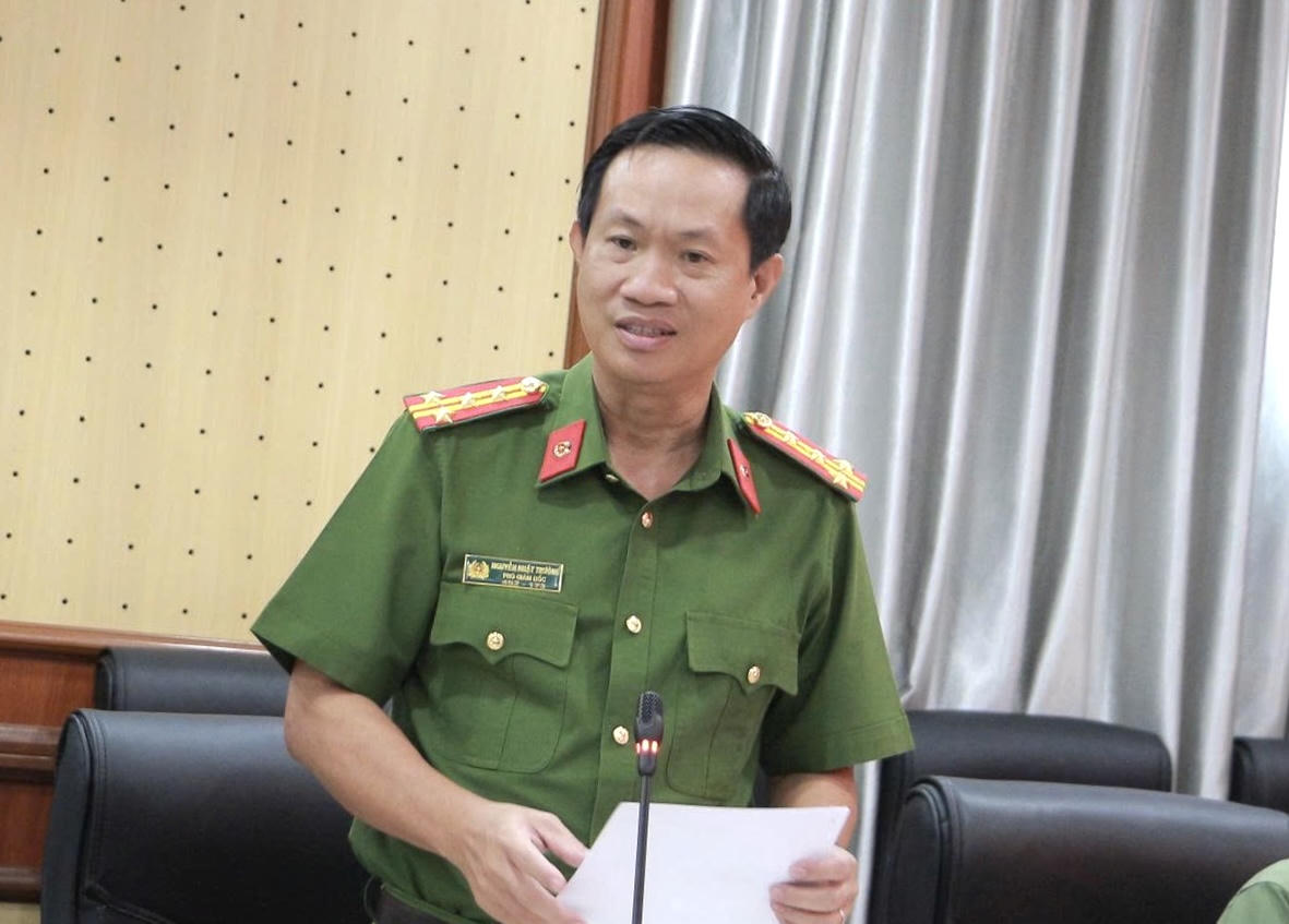 Đại tá Nguyễn Nhật Trường - Phó Giám đốc Công an tỉnh An Giang thông tin kết quả triệt phá đường dây giả mạo khách sạn, resort để lừa đảo chiếm đoạt tài sản. Ảnh: Hoàng Đô