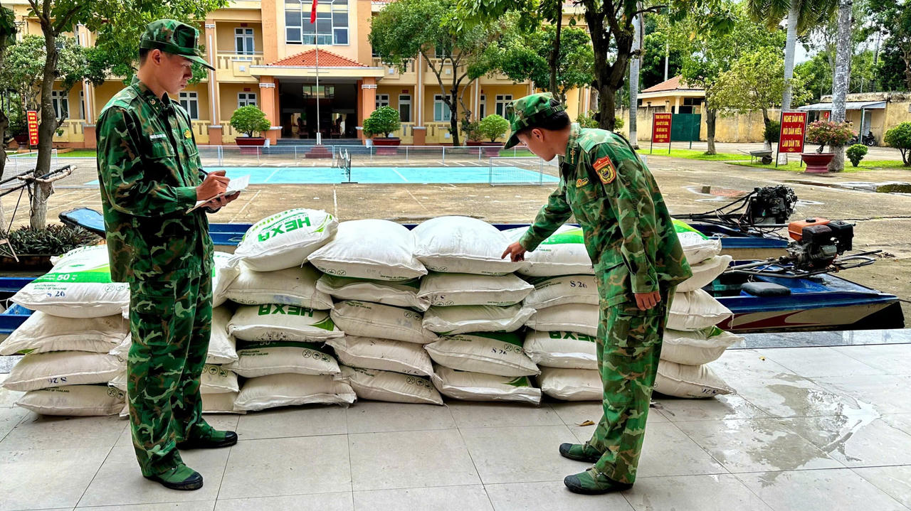 Bộ đội Biên phòng Đồng Tháp liên tiếp bắt giữ nhiều vụ vận chuyển hàng hoá trái phép qua biên giới