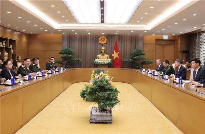 Thủ tướng Lê Minh Hưng tiếp Đại tướng Khamliang Outhakaysone, Phó Thủ tướng, Bộ trưởng Bộ Quốc phòng Lào, sáng 13/10. Ảnh: Lâm Khánh/TTXVN