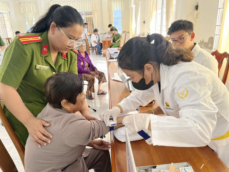 Đồng loạt thu nhận ADN thân nhân liệt sĩ chưa xác định danh tính tại Cà Mau đợt 2