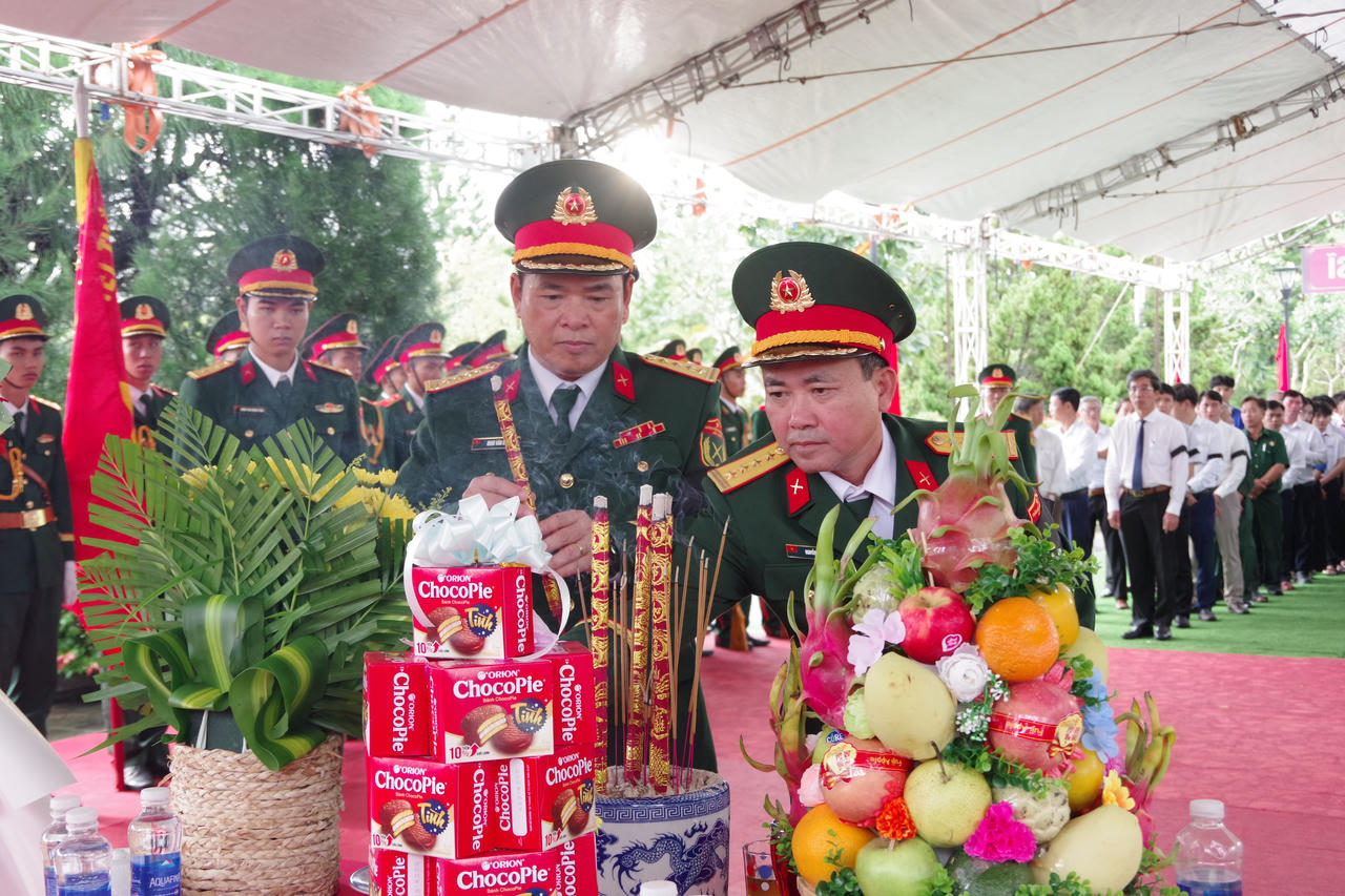 Trang nghiêm lễ truy điệu, an táng 14 hài cốt liệt sĩ tại Hội An