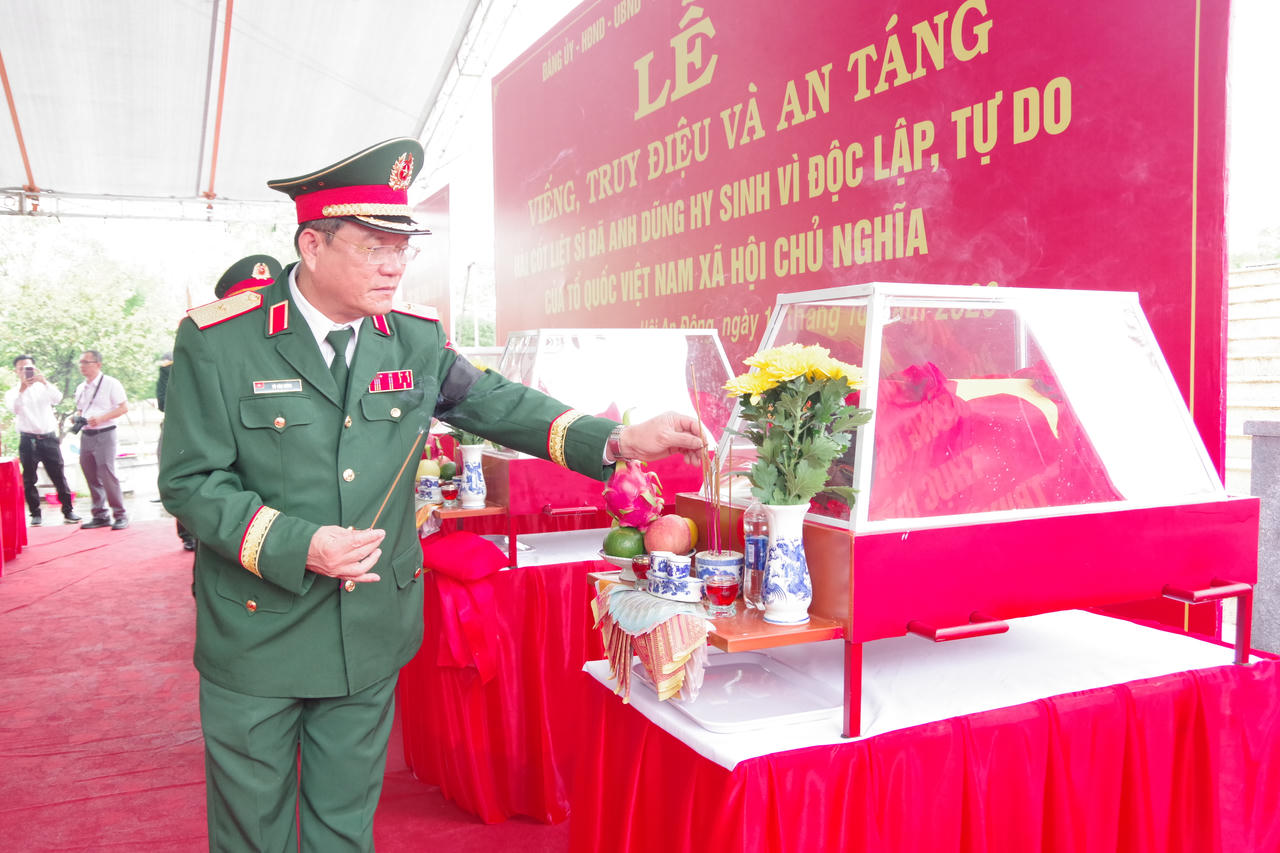 Trang nghiêm lễ truy điệu, an táng 14 hài cốt liệt sĩ tại Hội An