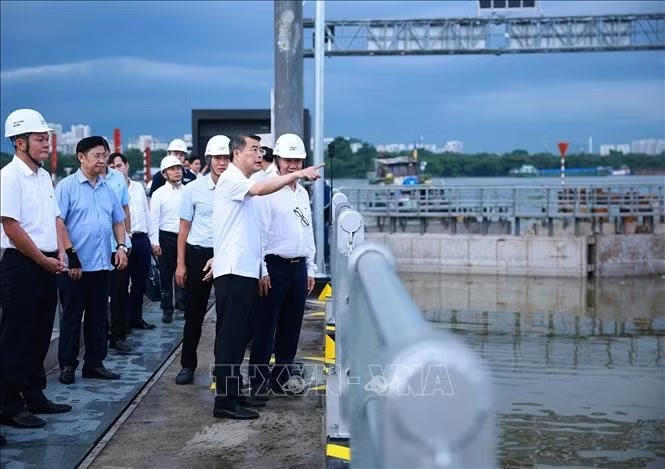 Thủ tướng Lê Minh Hưng kiểm tra Dự án chống ngập do triều cường tại phường Xóm Chiếu, Thành phố Hồ Chí Minh. Ảnh: Dương Giang/TTXVN