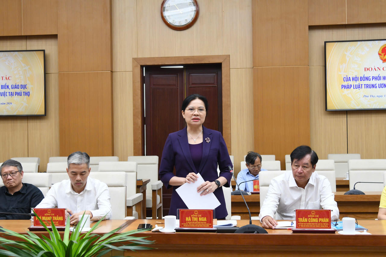 Đồng chí Hà Thị Nga, Phó Chủ tịch, Tổng Thư ký Ủy ban Trung ương Mặt trận Tổ quốc Việt Nam, Phó Chủ tịch Hội đồng phối hợp phổ biến, giáo dục pháp luật phát biểu tại buổi làm việc. Ảnh: Ngọc Phúc 