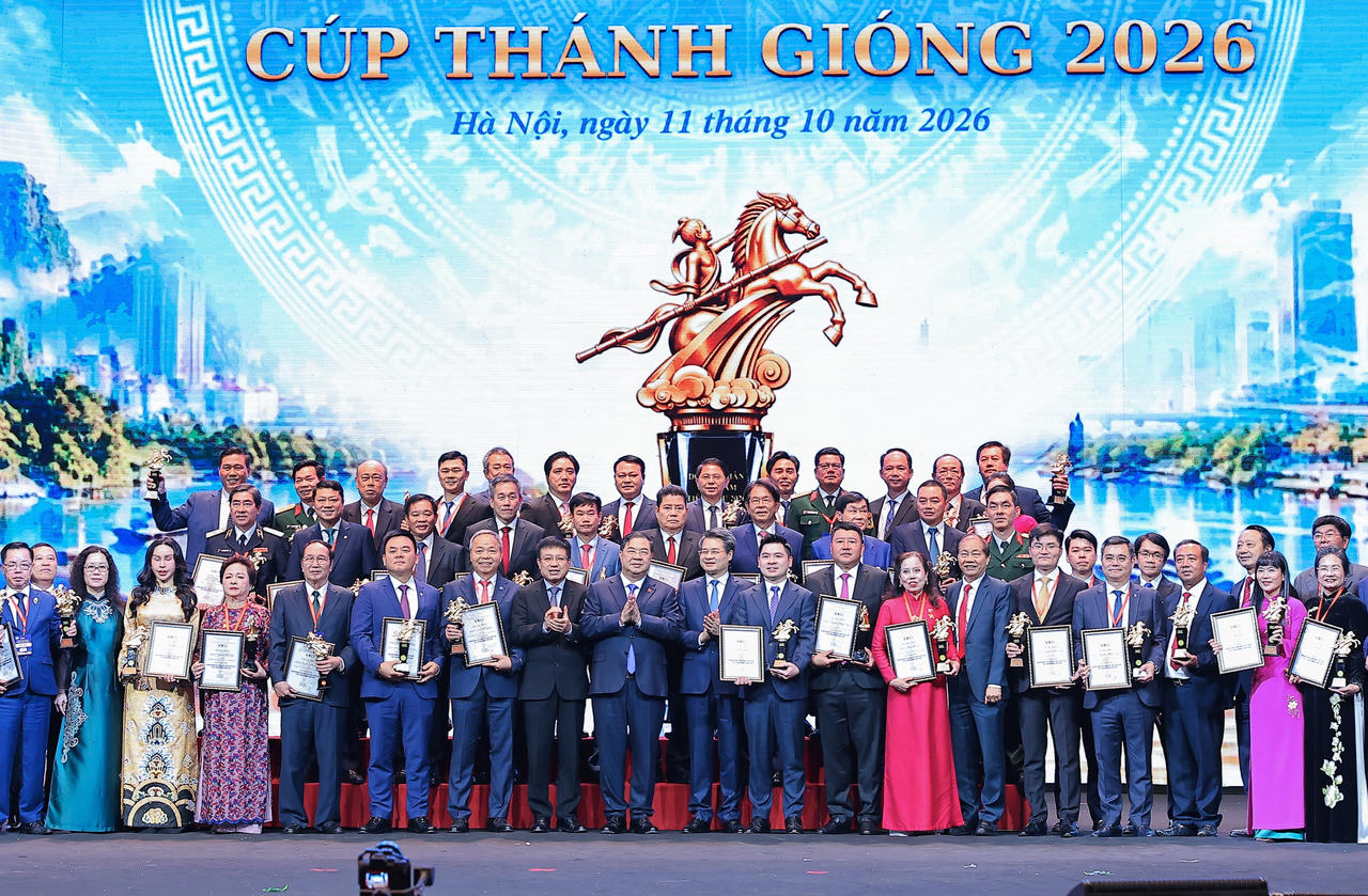 Doanh nhân Đỗ Vinh Quang (hàng đầu thứ 9 từ phải sang) trong  Lễ kỷ niệm Ngày Doanh nhân Việt Nam và Tôn vinh, trao tặng danh hiệu “Doanh nhân Việt Nam tiêu biểu - Cúp Thánh Gióng” năm 2026.