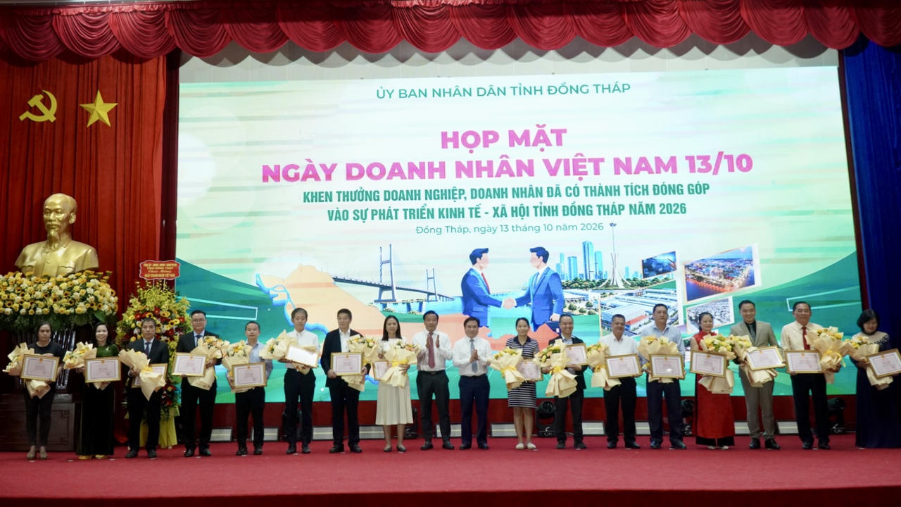Ông Phạm Văn Chuẩn - Phó Chủ tịch Thường trực HĐND tỉnh và Ông Trần Văn Dũng - Phó Chủ tịch Thường trực UBND tỉnh trao hoa và Bằng khen cho các cá nhân. Ảnh: Kim Ngân