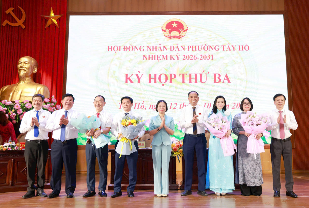 Phó Chủ tịch HĐND thành phố Hà Nội Phạm Thị Thanh Mai và Bí thư Đảng ủy, Chủ tịch HĐND phường Tây Hồ Nguyễn Đình Khuyến tặng hoa cho các cán bộ được bổ nhiệm tại các phòng, ban mới (Ảnh: Văn Tuyến).