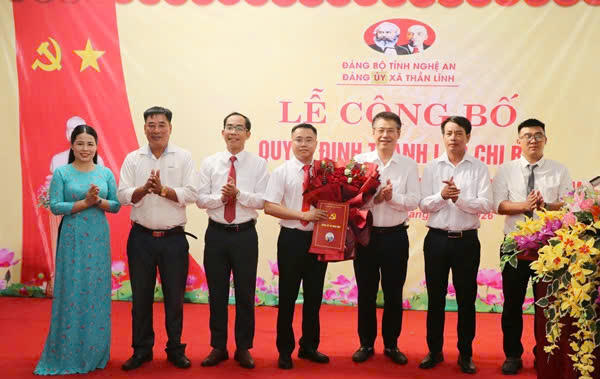 Đảng ủy xã Thần Lĩnh tổ chức lễ công bố quyết định thành lập Chi bộ cơ sở Văn phòng Công ty trách nhiệm hữu hạn Xây dựng Hoa Việt (Ảnh: Đ. Phương)