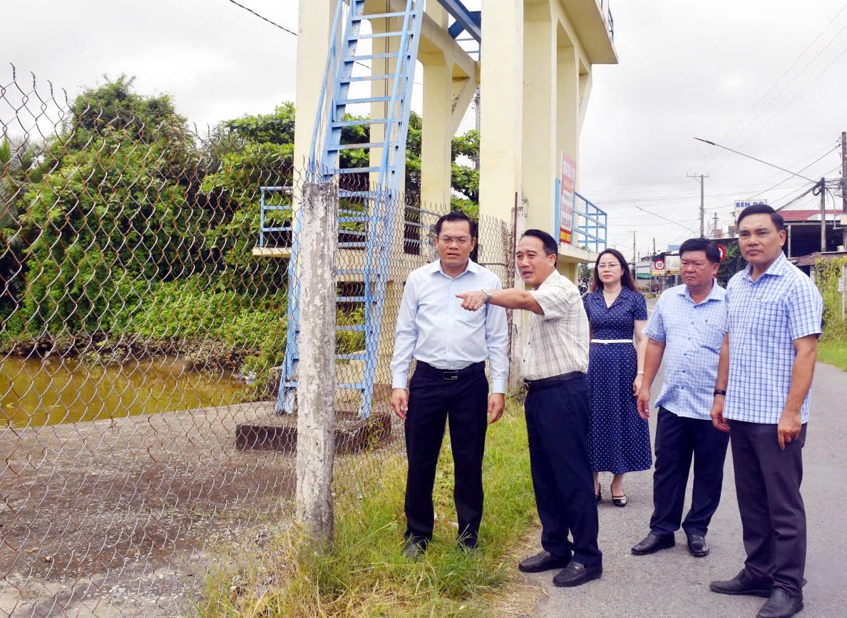 Lãnh đạo xã Hưng Hội báo cáo Phó Chủ tịch UBND tỉnh Cà Mau (bên trái) về tiến độ giải phóng mặt bằng phục vụ thi công Cống Cả Vĩnh và Cống Nước Mặn (Ảnh: T.N).