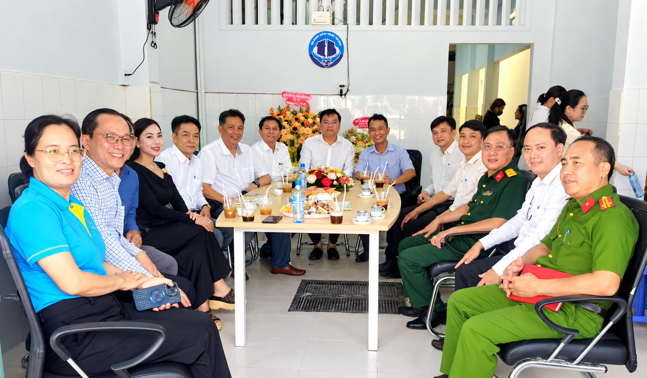 Lãnh đạo phường Tân Bình thăm, gặp gỡ Hội doanh nghiệp, ghi nhận những đóng góp cho sự phát triển của địa phương nhân Ngày Doanh nhân Việt Nam 13/10
