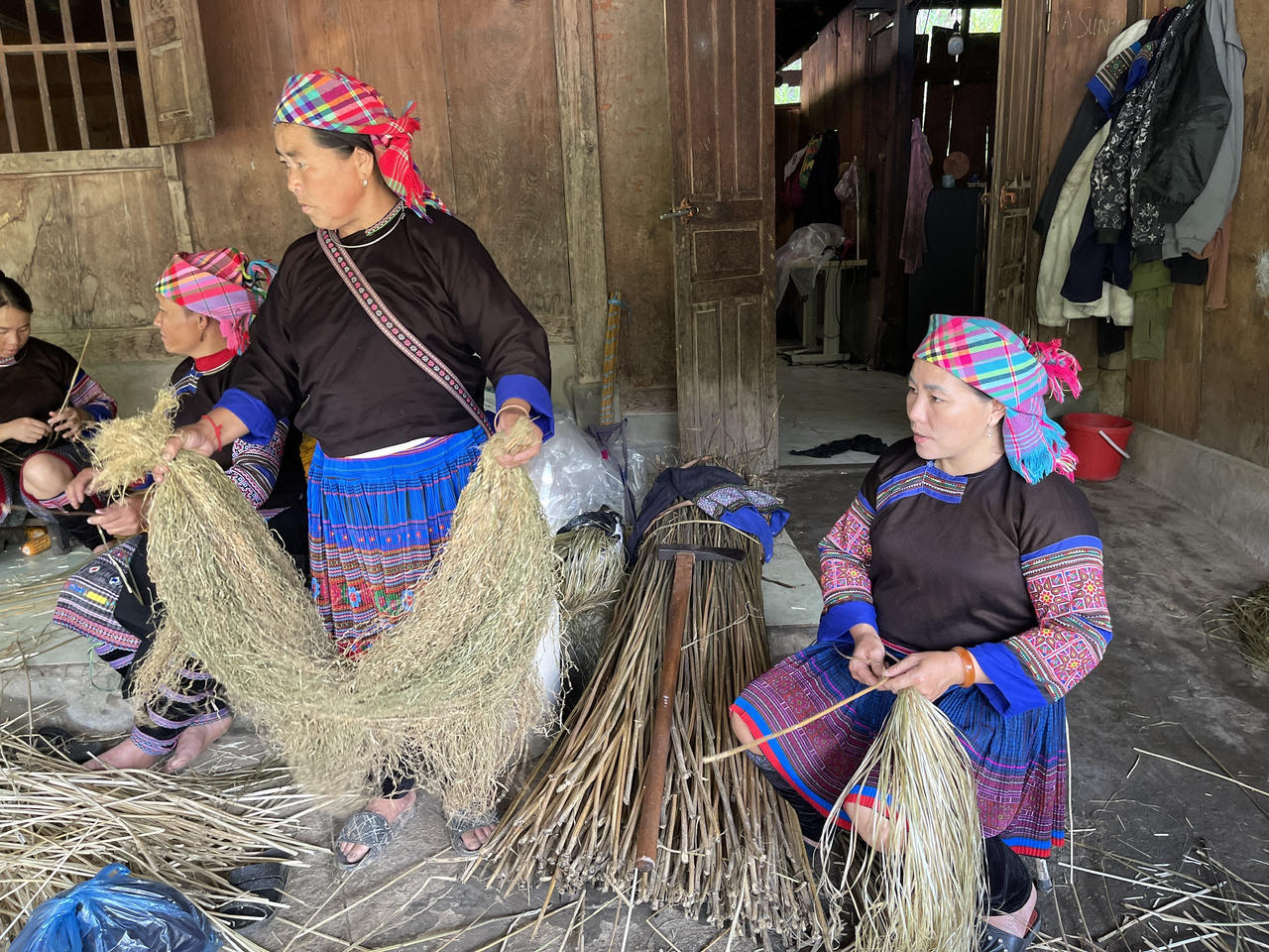 Nghề lanh với sinh kế ở Lao Chải (Ảnh: Sùng Lằng)