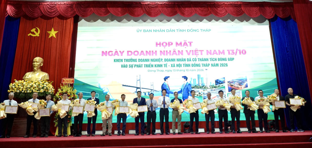 Ông Trần Thanh Nguyên - Phó Chủ tịch HĐND tỉnh và ông Nguyễn Thành Diệu - Phó Chủ tịch UBND tỉnh trao hoa và Bằng khen cho các cá nhân. Ảnh: Kim Ngân