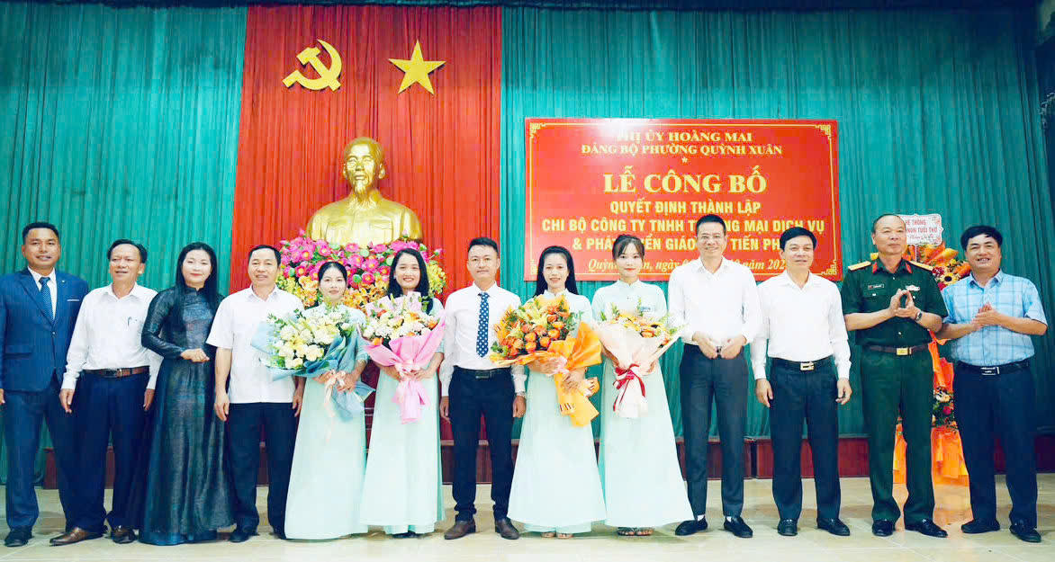 Lễ công bố quyết định thành lập chi bộ Công ty Trách nhiệm hữu hạn Thương mại dịch vụ và Phát triển giáo dục Tiến Phát (Ảnh: Đ.Phương)