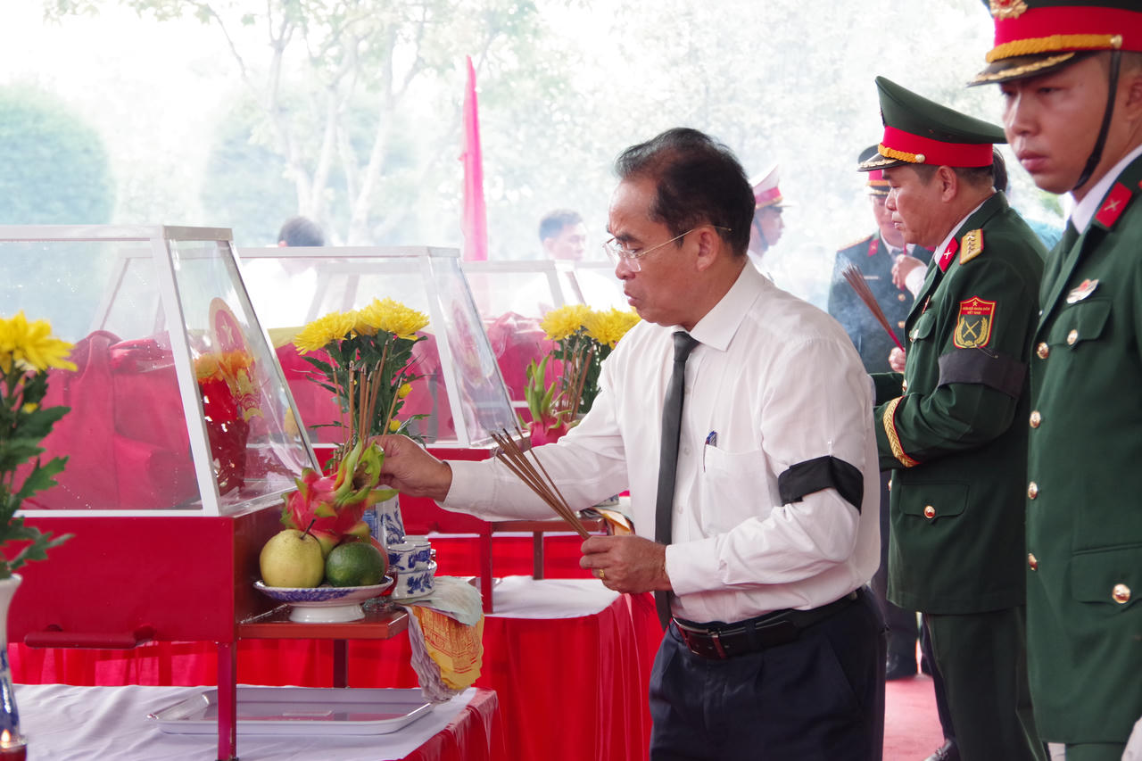 Trang nghiêm lễ truy điệu, an táng 14 hài cốt liệt sĩ tại Hội An