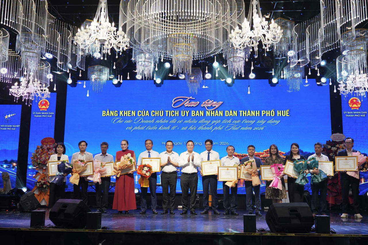 UBND thành phố Huế trao tặng Bằng khen cho các cá nhân có thành tích xuất sắc, đóng góp tích cực vào sự nghiệp xây dựng và phát triển kinh tế - xã hội thành phố năm 2026. (Ảnh: UBND TP Huế)