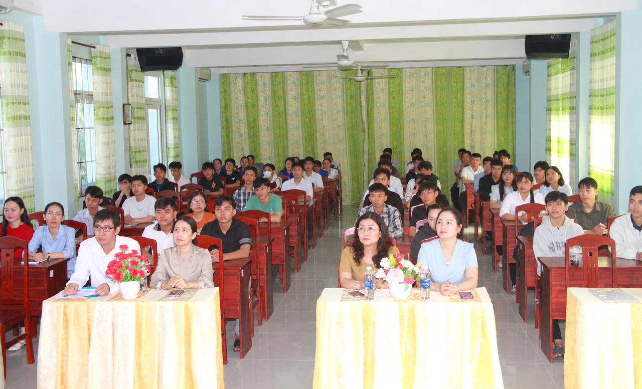 Đại biểu và học viên tham dự khai giảng lớp bồi dưỡng nhận thức về Đảng khóa 4, thuộc chương trình bồi dưỡng lý luận chính trị và nghiệp vụ công tác năm 2026 (bổ sung) - Ảnh: T.N