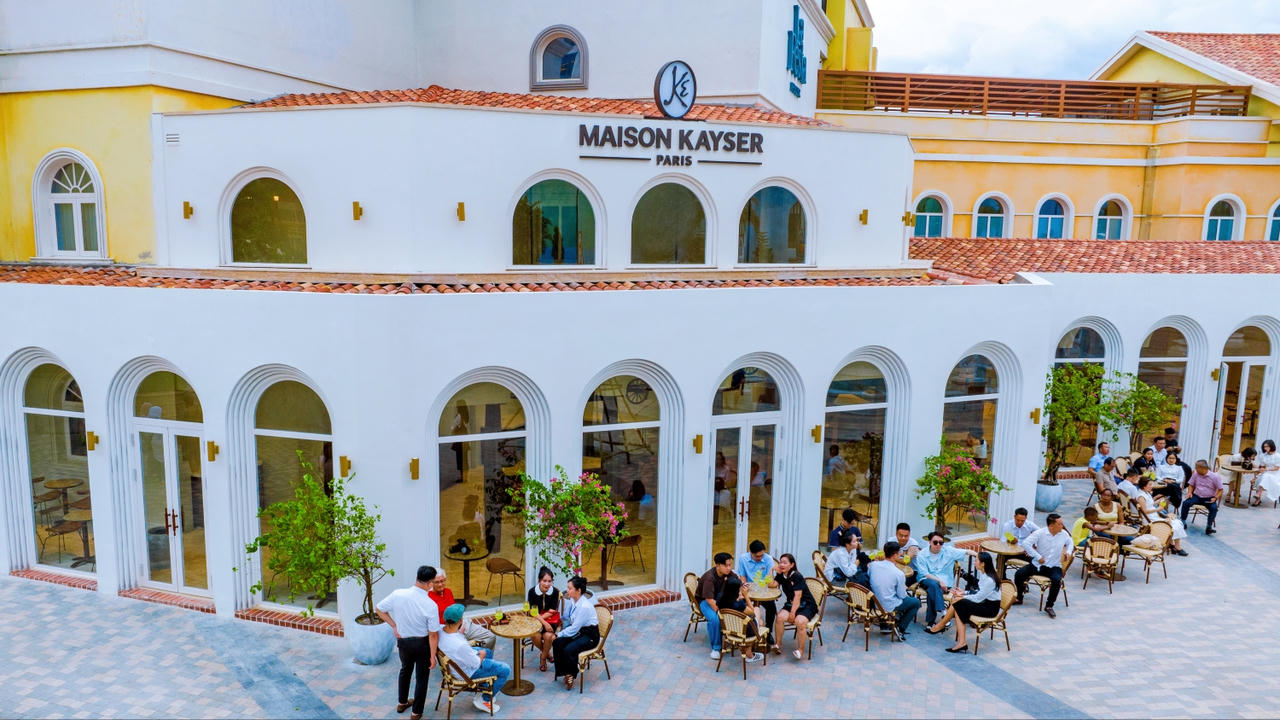 Maison Kayser tại Quảng trường Apollo - điểm hẹn ngọt ngào giữa không gian lãng mạn của Thị trấn Hoàng Hôn.