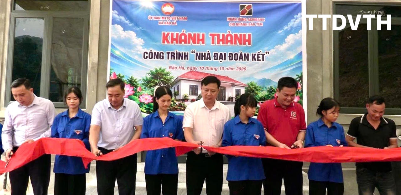 Các đại biểu cắt băng khánh thành (Ảnh: TTDVTT xã Bảo Hà).