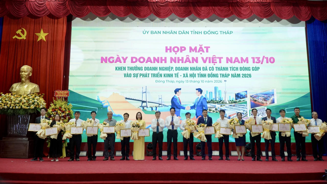 Ông Nguyễn Văn Mười - Phó Bí thư Tỉnh ủy và ông Nguyễn Thành Diệu - Phó Chủ tịch UBND tỉnh trao hoa và Bằng khen cho các tập thể. Ảnh: Kim Ngân