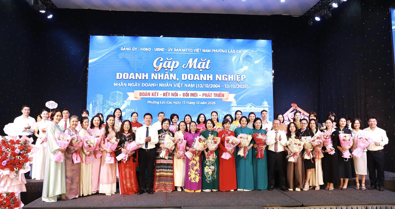 Lãnh đạo phường Lào Cai tặng Giấy khen cho các tập thể, cơ quan, đơn vị, doanh nghiệp có thành tích đóng góp cho phát triển KTXH trên địa bàn phường Lào Cai (Ảnh: Trường Hải).