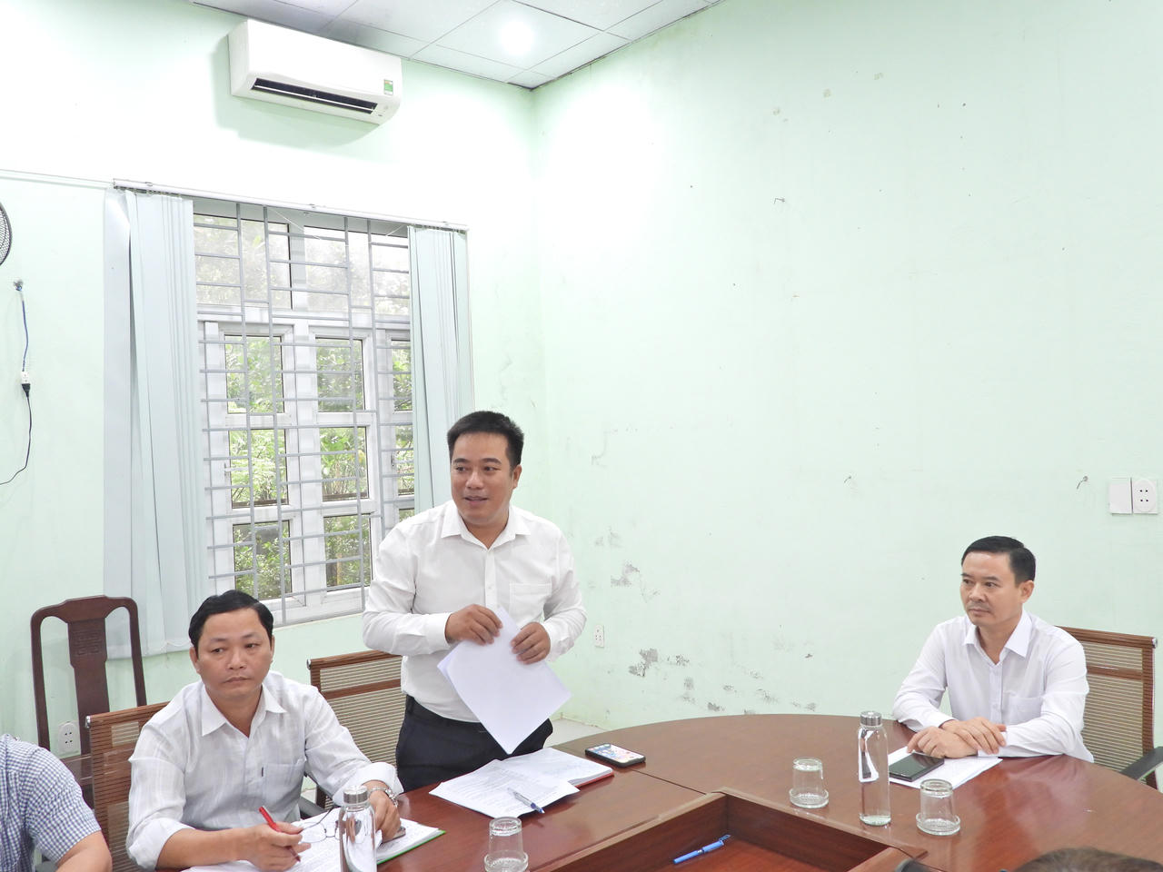 Phó Chủ tịch UBND xã Hải Lăng Phạm Rừng Thông thông tin với đoàn công tác. (Ảnh: Minh Phương)