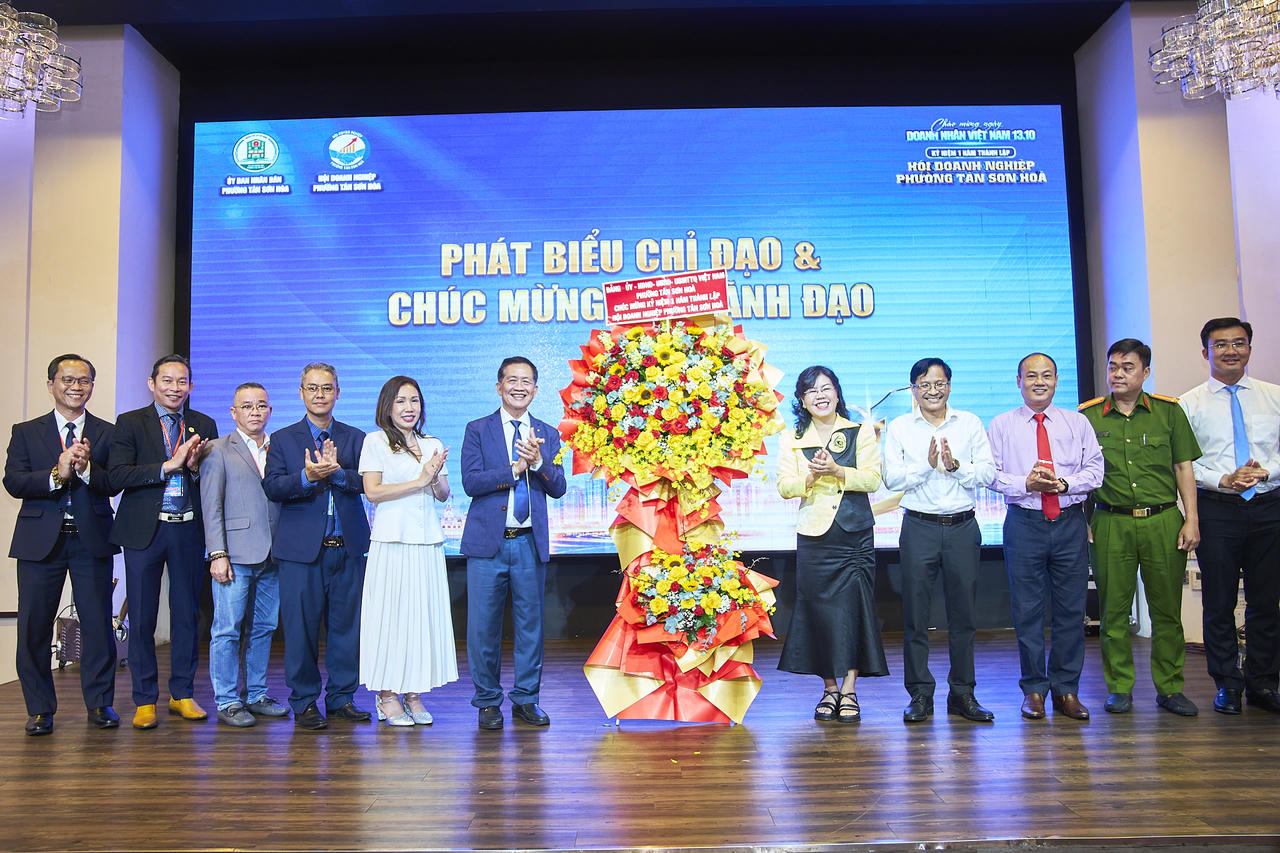 UBND phường Tân Sơn Hòa gửi lẵng hoa chúc mừng Hội Doanh nghiệp phường nhân Ngày Doanh nhân Việt Nam