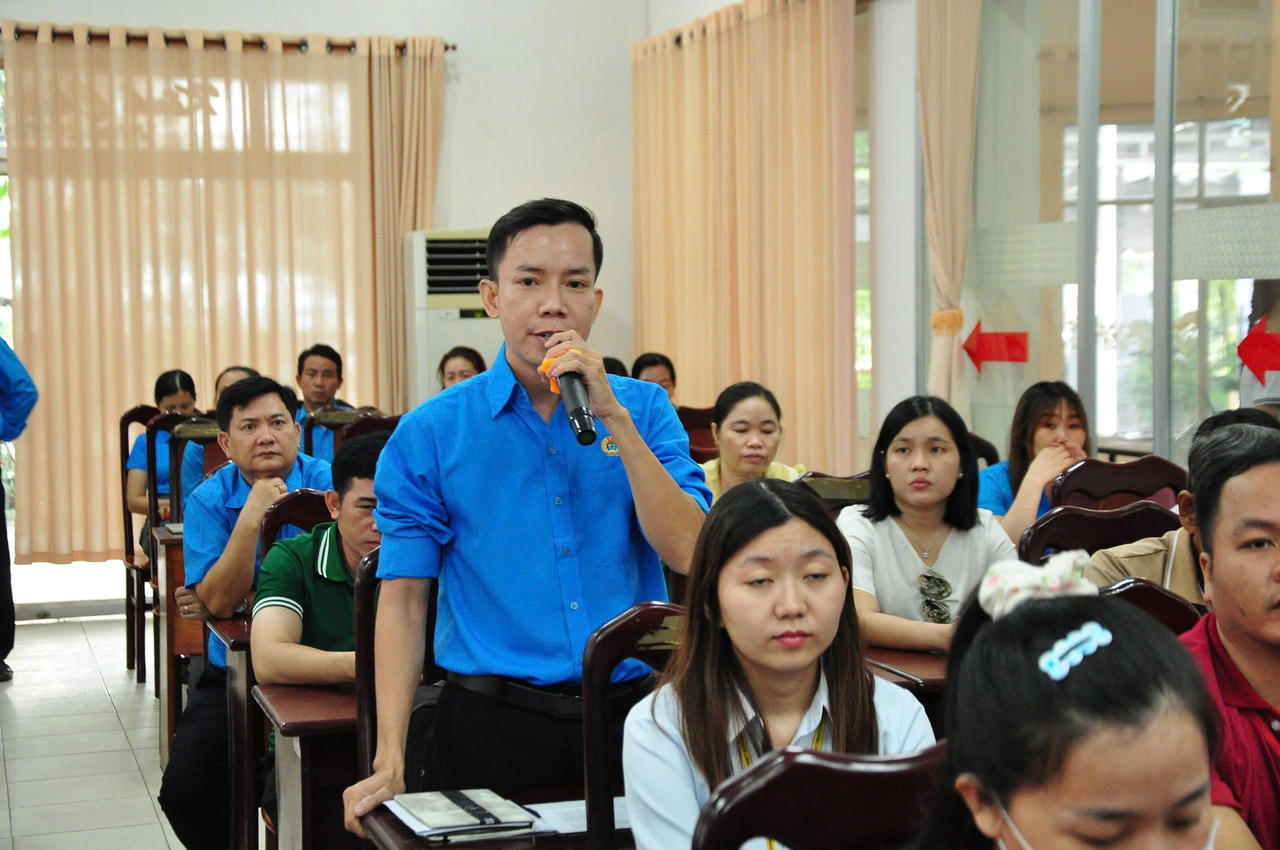 Cử tri trình bày ý kiến, kiến nghị. (Ảnh: Hà Vy)
