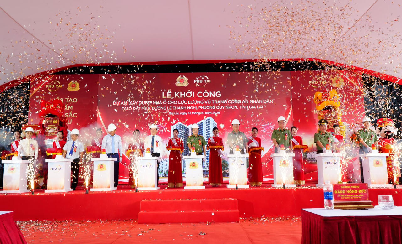 Các đại biểu thực hiện nghi thức khởi công dự án. (Ảnh: KL)