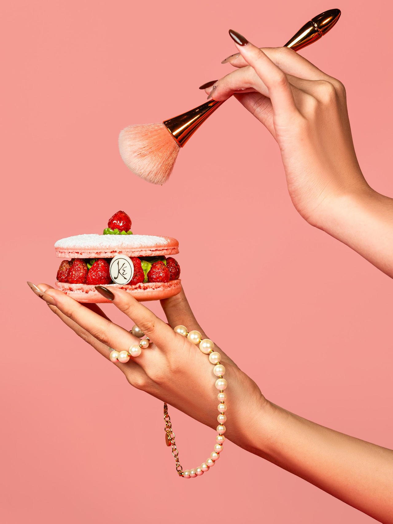 Macaronade gây ấn tượng với vỏ macaron giòn xốp, kem sữa mịn béo và mâm xôi tươi chua ngọt.