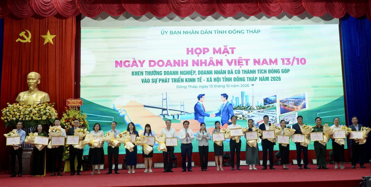 Bà Châu Thị Mỹ Phương - Phó Bí thư Tỉnh ủy, Trưởng đoàn Đại biểu Quốc hội Khóa XVI tỉnh Đồng Tháp và Ông Trần Văn Dũng - Phó Chủ tịch Thường trực UBND tỉnh trao hoa và Bằng khen cho các tập thể. Ảnh: Kim Ngân