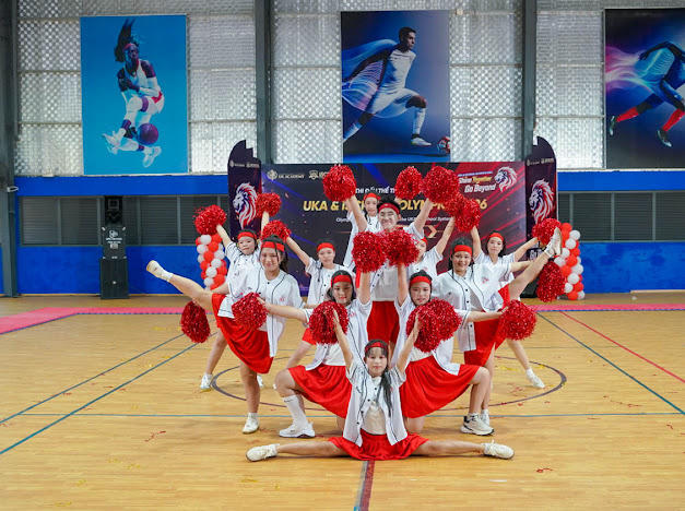 Đội tuyển cheerleading iSchool Nha Trang với màn biểu diễn đội hình kết đầy ấn tượng trong phần thi đấu.
