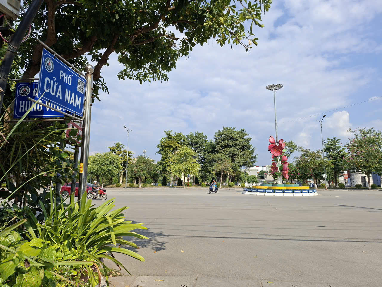 Bên kia đường là khu vực đầu cầu Cửa Nam. Ảnh: Minh Hữu