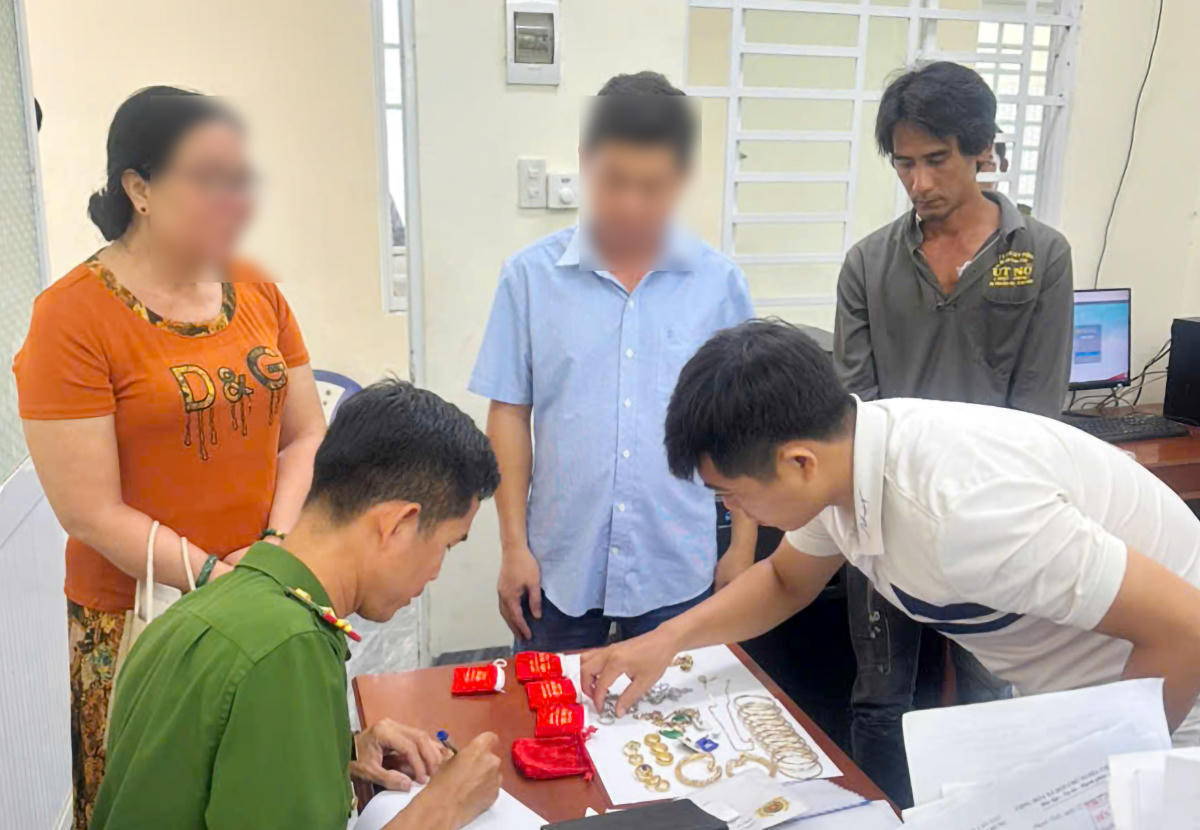 Lực lượng Công an kiểm đếm số tài sản thu hồi. Ảnh: Tiến Tầm