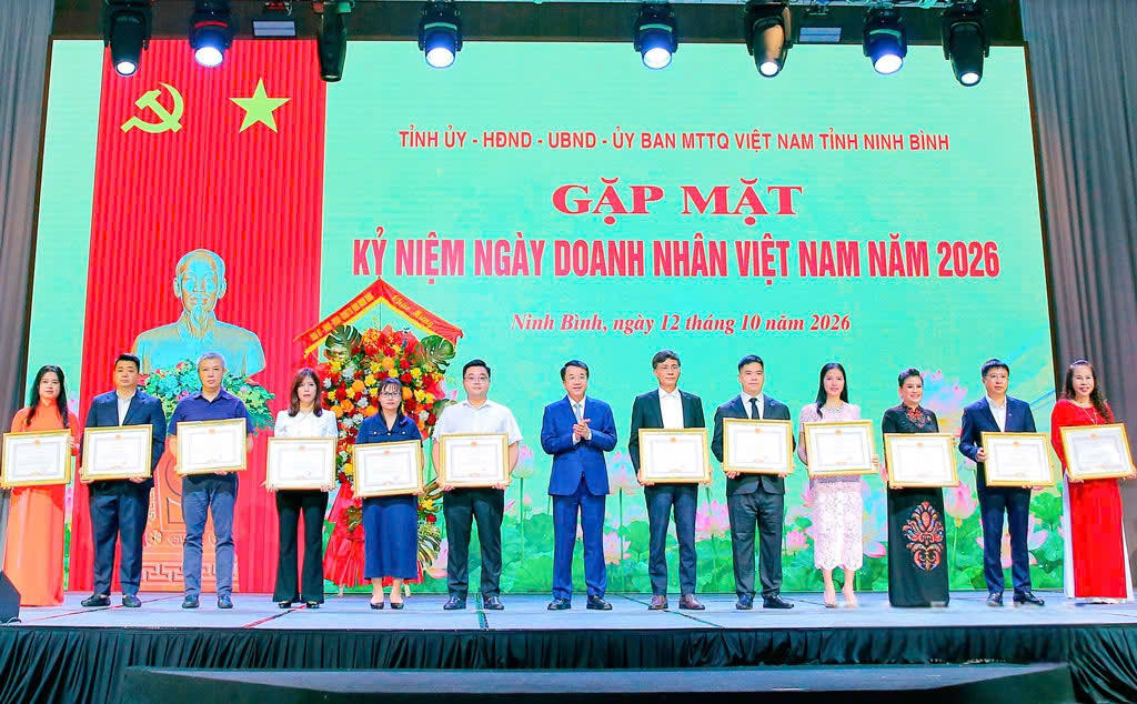 Ông Nguyễn Thanh Bình - Chủ tịch UBND tỉnh Ninh Bình tặng Bằng khen cho các cá nhân xuất sắc (Ảnh: Anh Tuấn)