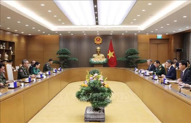 Thủ tướng Lê Minh Hưng tiếp Đại tướng Tea Seiha, Phó Thủ tướng, Bộ trưởng Bộ Quốc phòng Campuchia, sáng 13/10. Ảnh: Lâm Khánh/TTXVN
