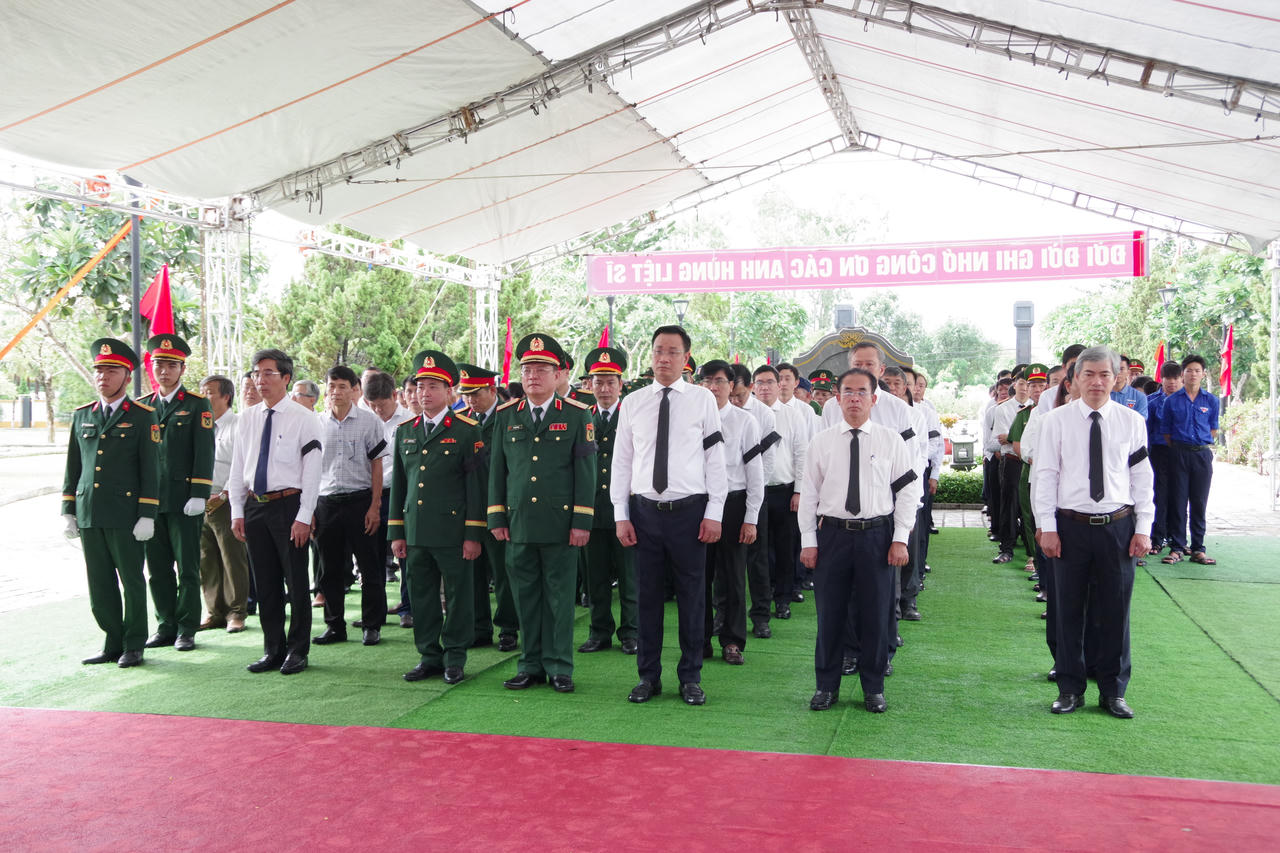 Trang nghiêm lễ truy điệu, an táng 14 hài cốt liệt sĩ tại Hội An