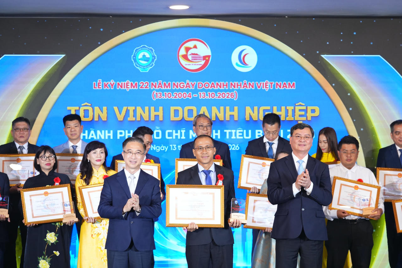 Phó Chủ tịch UBND TP HCM Nguyễn Công Vinh trao chứng nhận Doanh nghiệp tiêu biểu cho các doanh nghiệp. Ảnh: HUBA