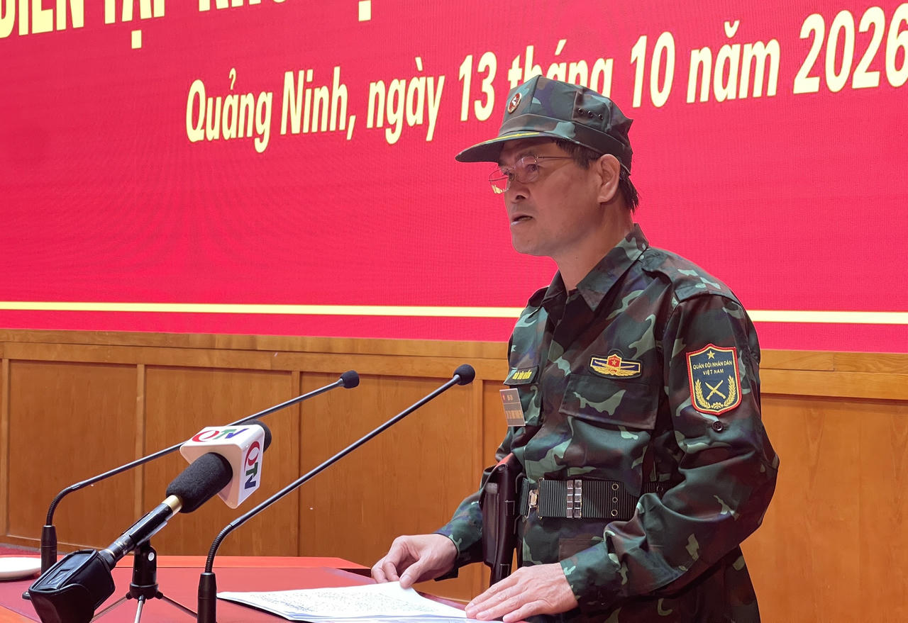 Ông Bùi Văn Khắng - Phó Bí thư Thành ủy, Chủ tịch UBND thành phố Quảng Ninh, Phó Trưởng Ban Chỉ đạo, Trưởng Ban Tổ chức Diễn tập Khu vực phòng thủ thành phố năm 2026, phát biểu tại lễ khai mạc. (Ảnh: Đức Dương)