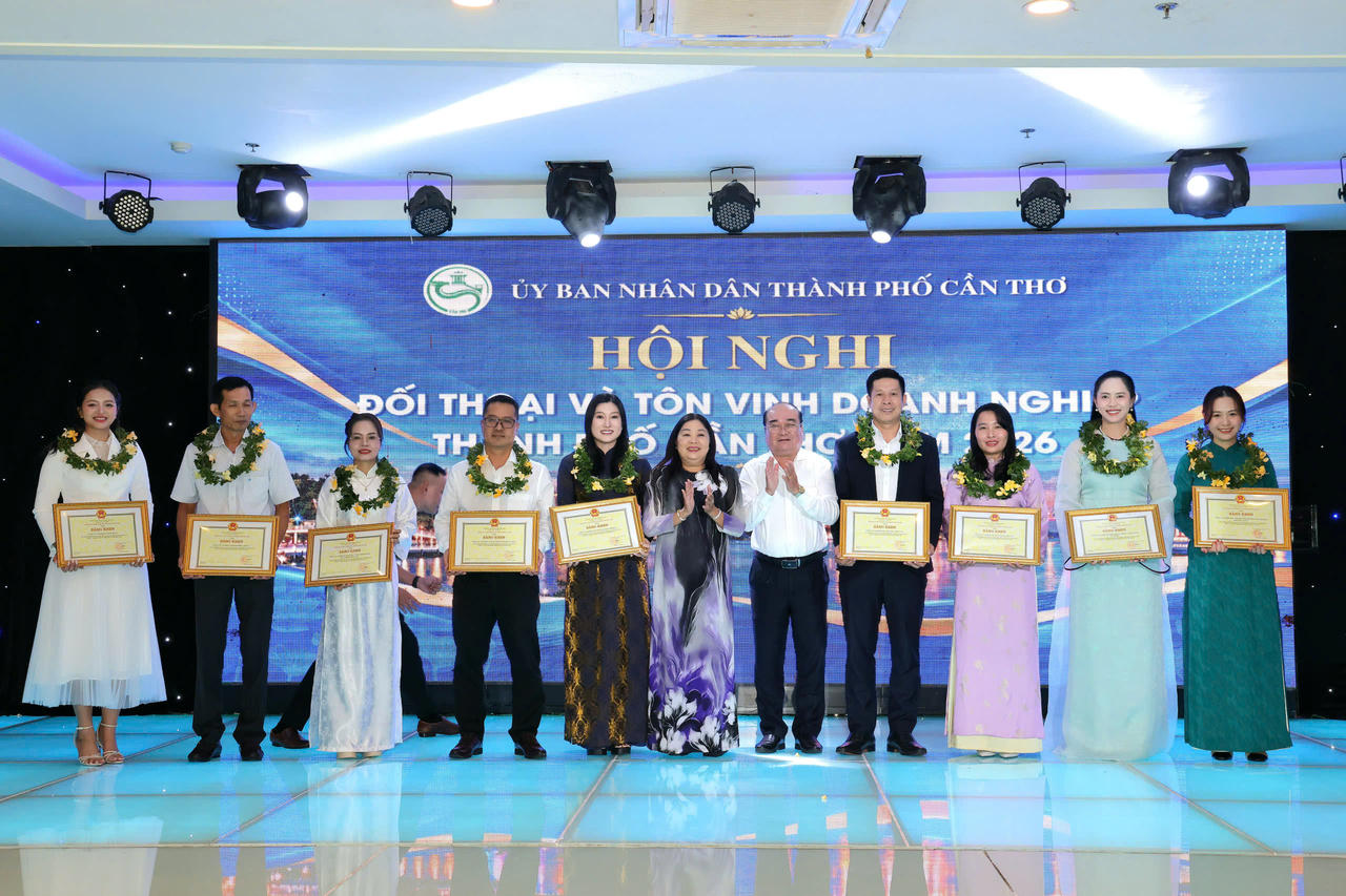 Thành phố biểu dương, khen thưởng các doanh nghiệp, hợp tác xã có thành tích tiêu biểu, ghi nhận những đóng góp trong phát triển kinh tế - xã hội và bảo đảm an sinh. (Ảnh: Hà Vy)