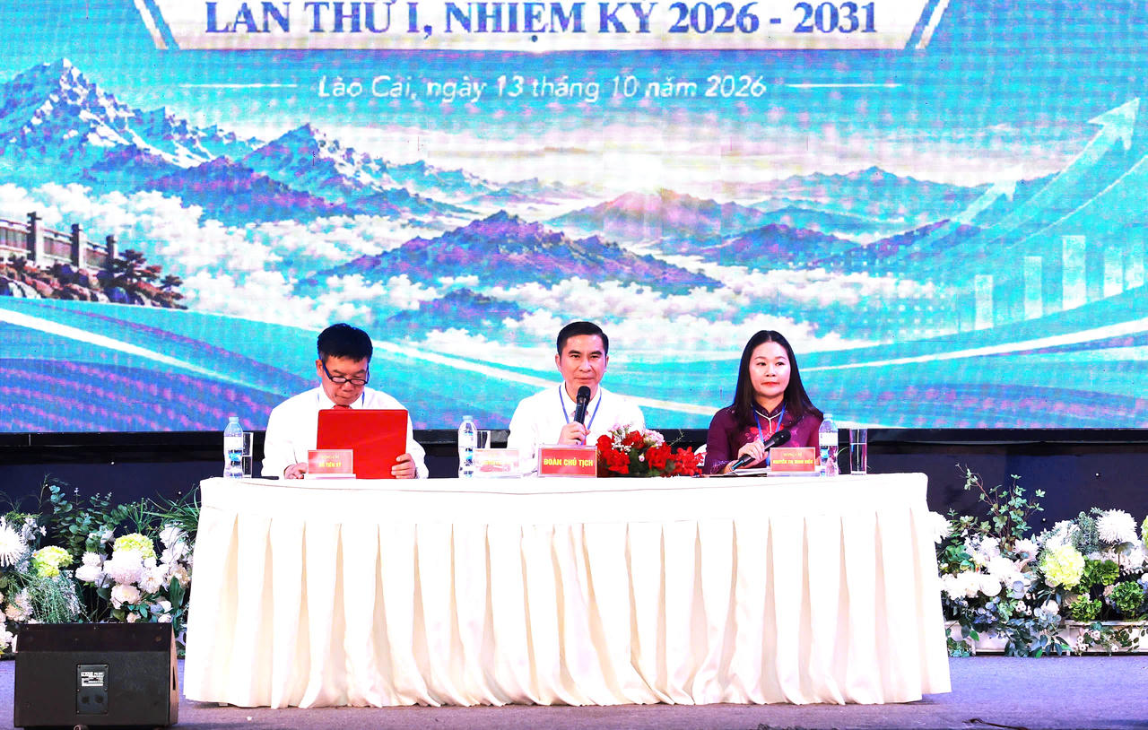 Đoàn Chủ tịch chủ trì đại hội (Ảnh: Trường Hải).