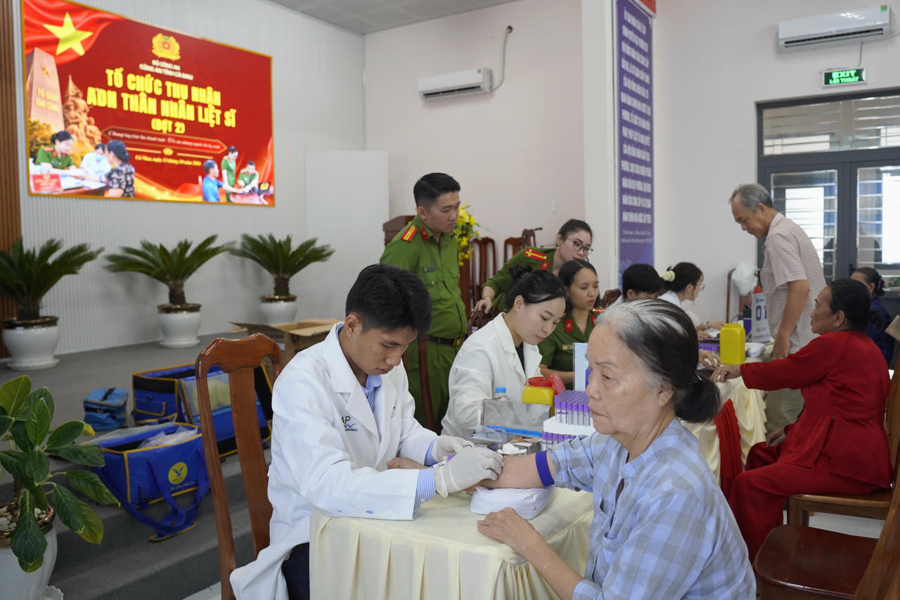 Đông đảo thân nhân liệt sĩ chưa xác định được danh tính đến thu nhận mẫu ADN tại điểm thu nhận của Công an phường Tân Thành (Ảnh: H.Đ).